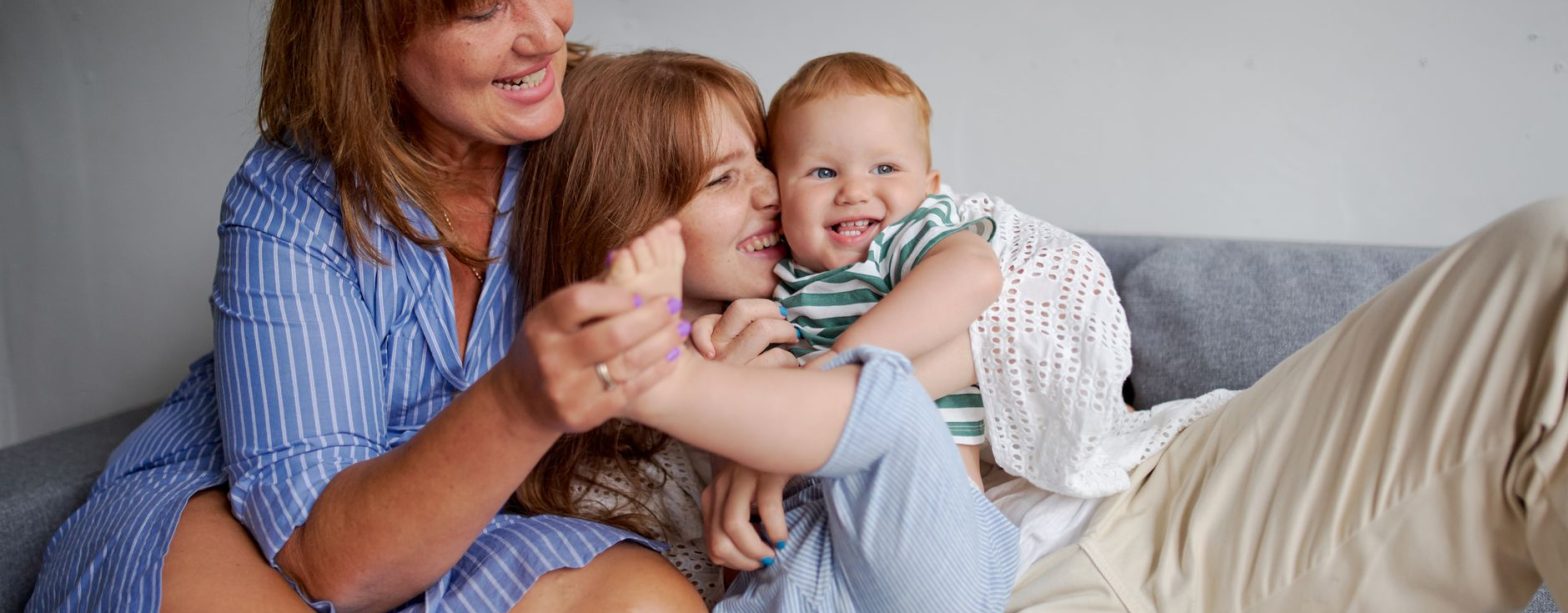 Happy grandmother with daughter and little boy resting on cozy couch in living room — Gorgeous Prostitutes Adler On Sochifeya